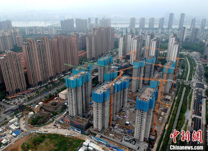 资料图:正在建设的住宅区。(无人机拍摄) 中新社记者 吕明 摄