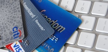因为信用卡逾期储蓄卡被冻结怎么办？是被起诉了吗？
