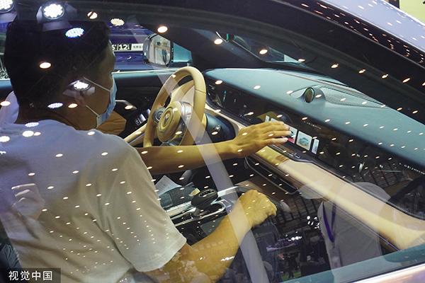 2022年6月10日，河南郑州，参观者在车展现场体验新能源汽车。人民视觉  资料图