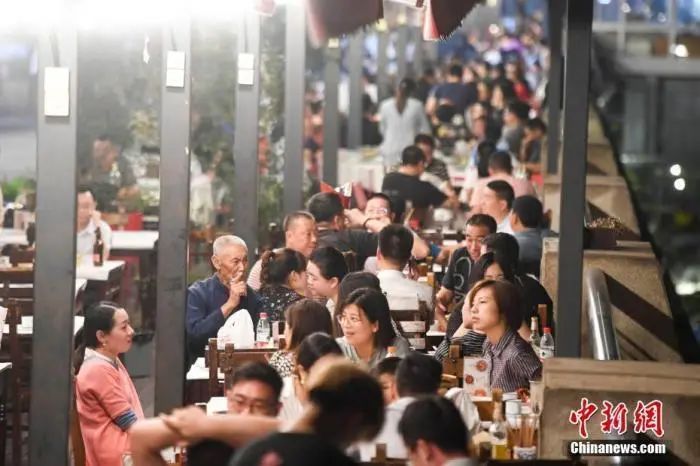 资料图：市民在夏季的夜晚出行品尝美食。（图文无关） 杨华峰 摄